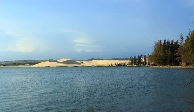 Kế gần bên Bàu Sen là Bàu Trắng tạo thành một cụm thắng cảnh thiên nhiên hữu tình. Đến đây du khách có thể trải nghiệm chèo thuyền ngắm những đồi cát trắng mênh mông hoặc chọn cho mình một trải nghiệm thú vị khi tự lái xe địa hình để tham quan những đồi cát ấy.